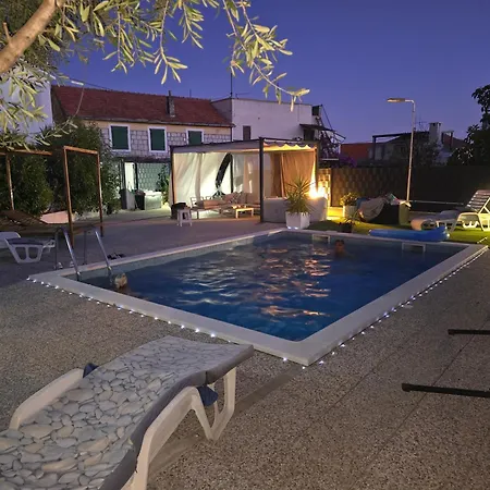 Modern With Pool Near Free Parking Daire Trogir