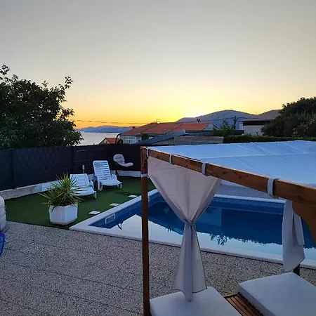 Modern With Pool Near Free Parking
