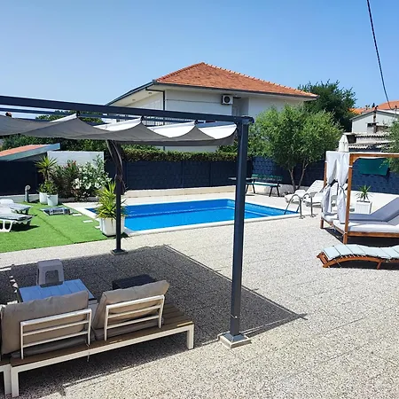 Modern With Pool Near Free Parking Apartment *