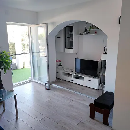 Modern With Pool Near Free Parking Apartment