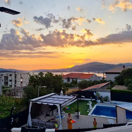 Modern With Pool Near Free Parking Apartment *